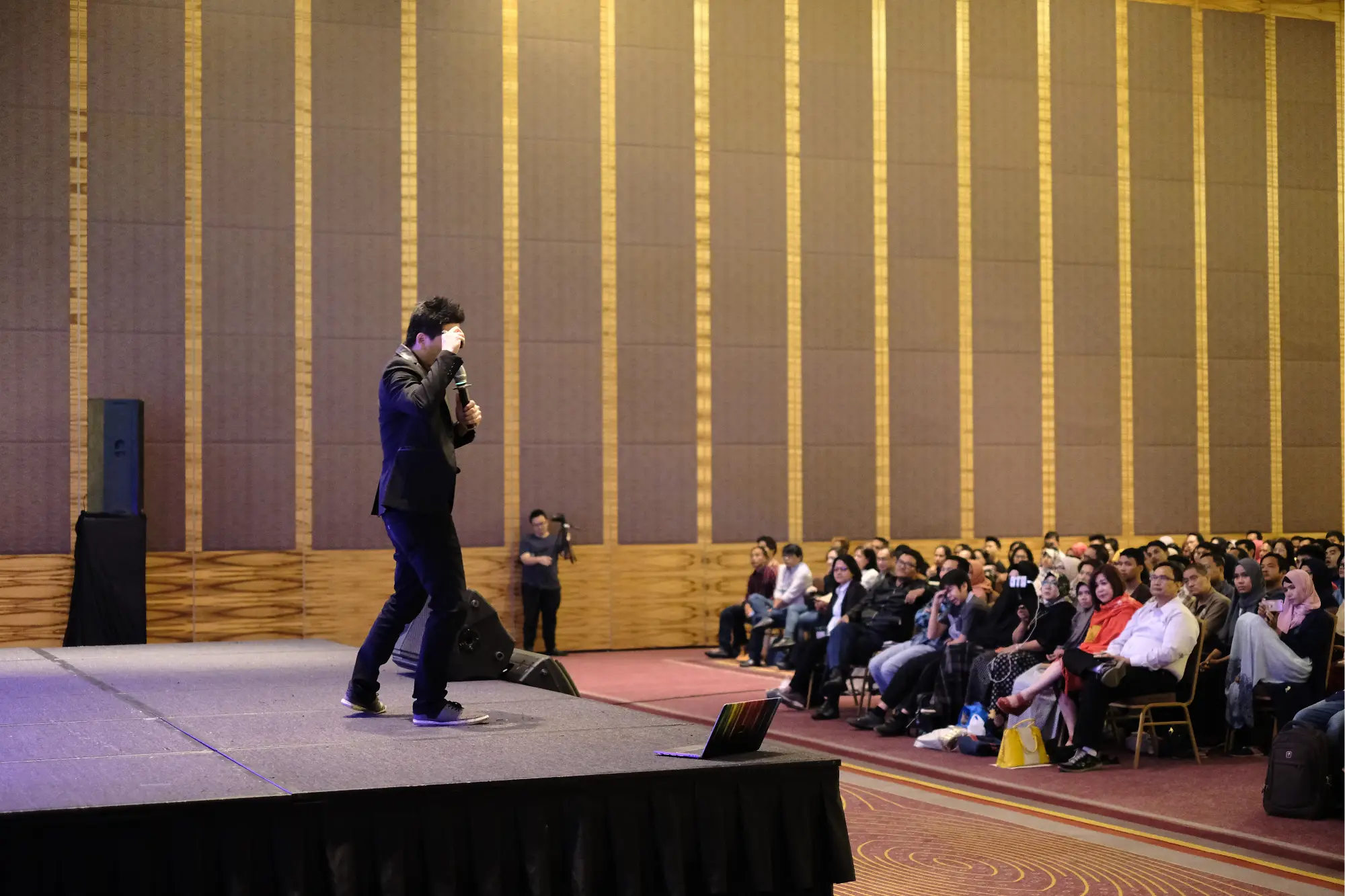Husanto berbicara di panggung di depan ratusan peserta seminar
