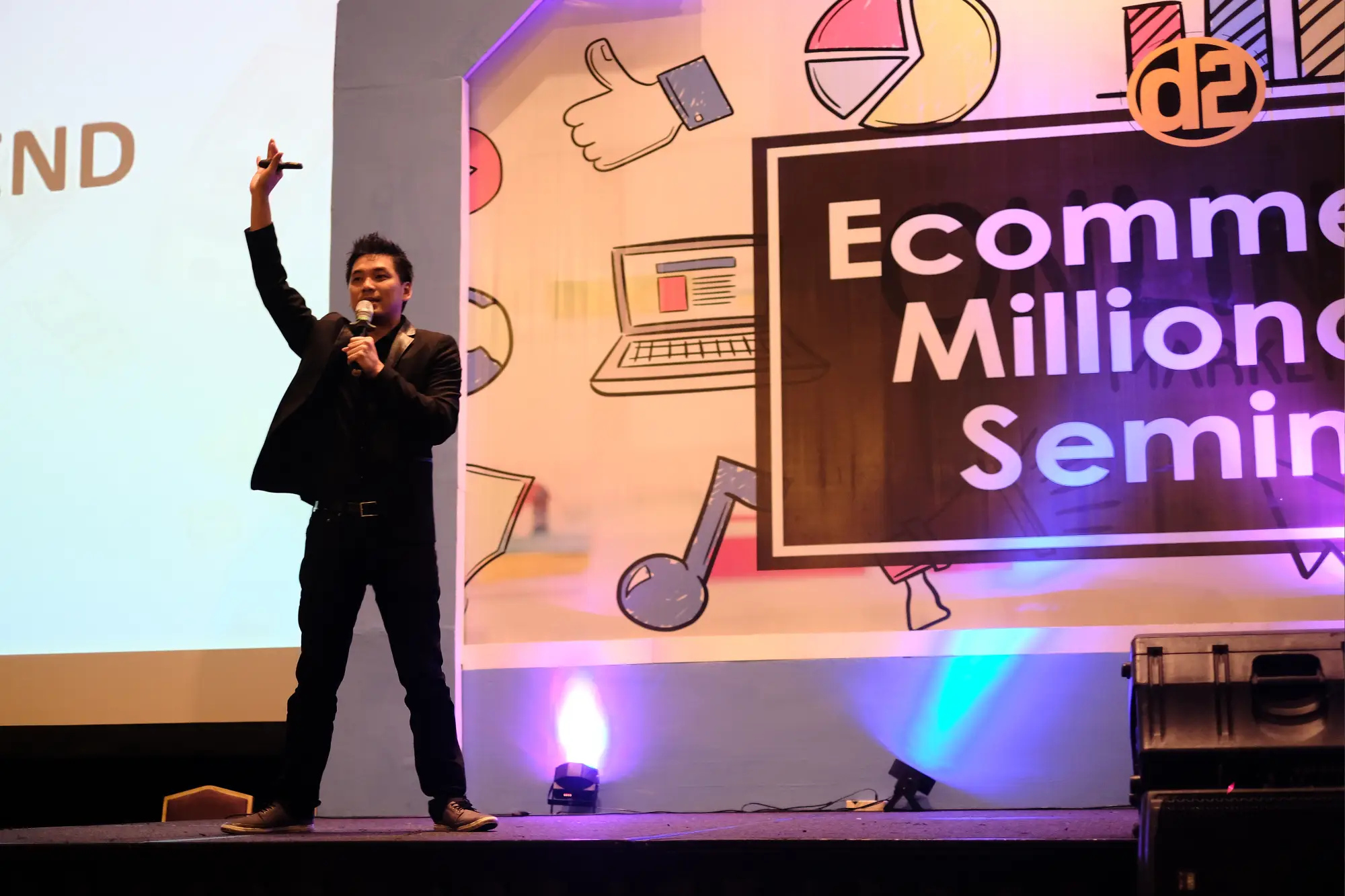 Husanto mengangkat tangan di panggung Ecommerce Millionaire Seminar