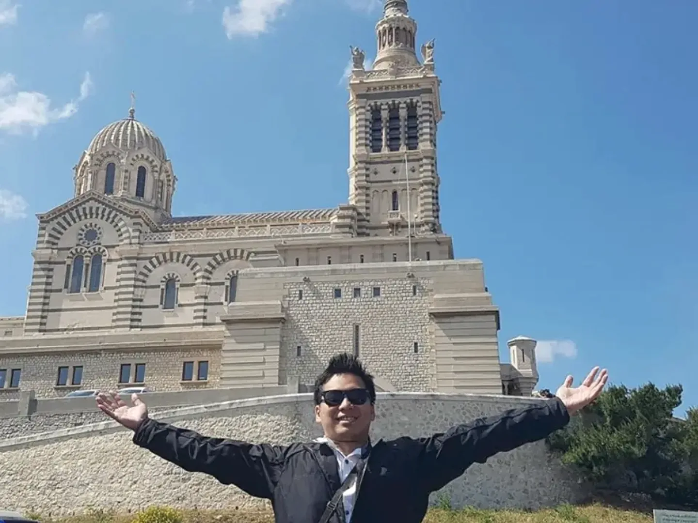 Husanto di depan gereja bersejarah di Prancis