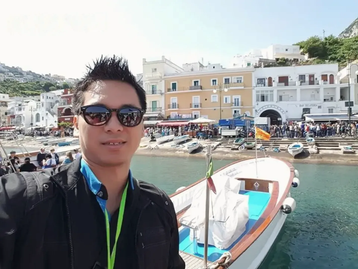 Husanto di pelabuhan Napoli, Italia